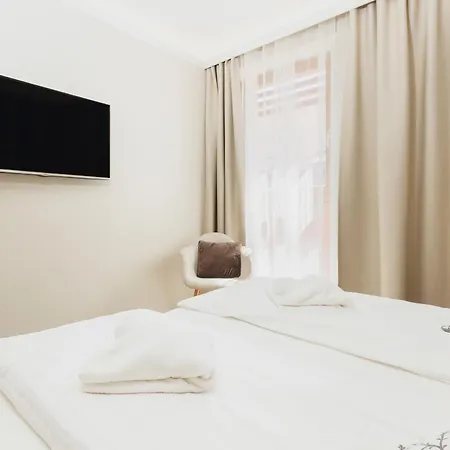 Cozy With Two Bedrooms And Balcony In By Renters