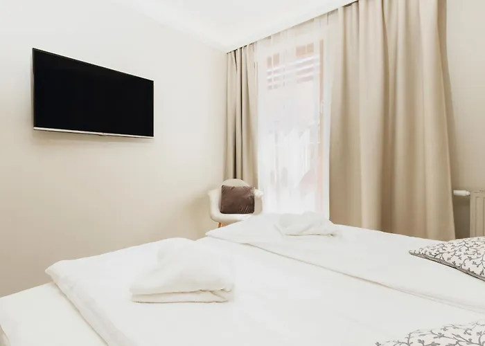 Cozy With Two Bedrooms And Balcony In By Renters