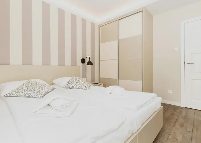 Cozy With Two Bedrooms And Balcony In By Renters Apartment *